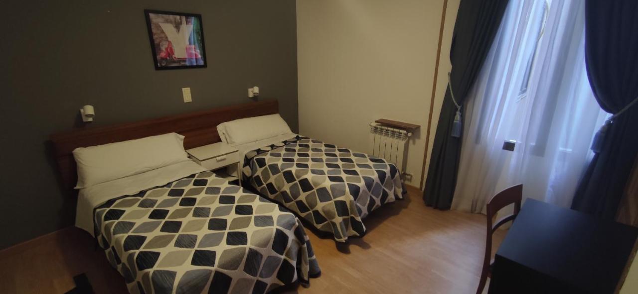 Hostal Felipe V Madrid Esterno foto