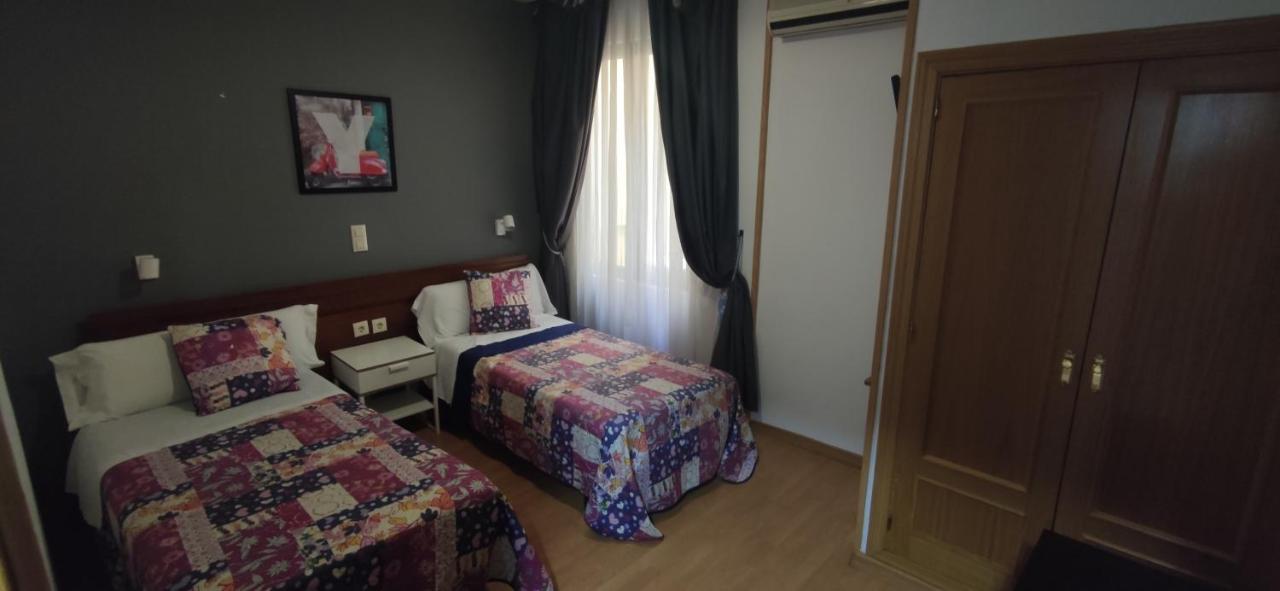 Hostal Felipe V Madrid Esterno foto