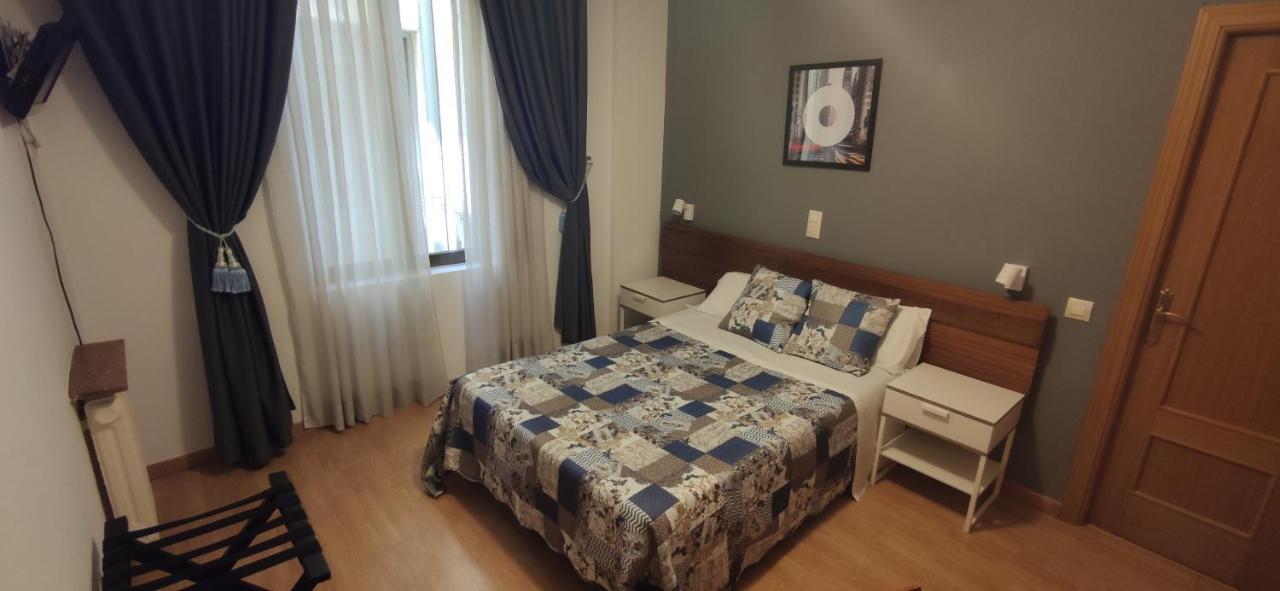 Hostal Felipe V Madrid Esterno foto