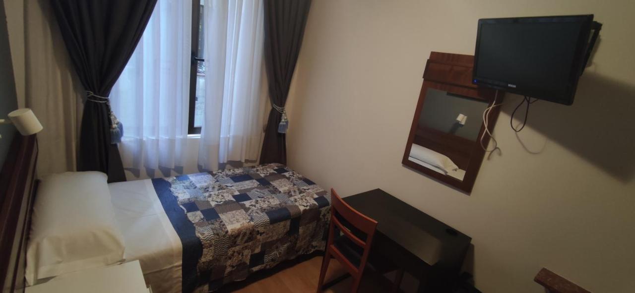 Hostal Felipe V Madrid Esterno foto