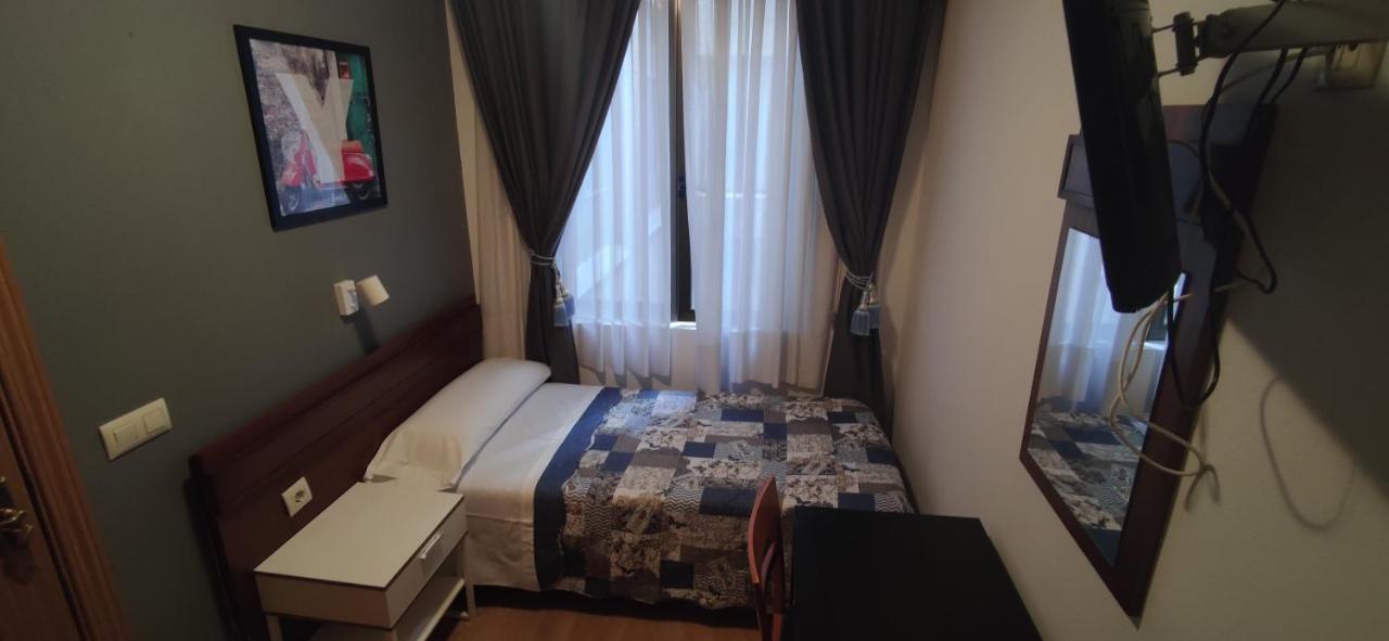 Hostal Felipe V Madrid Esterno foto