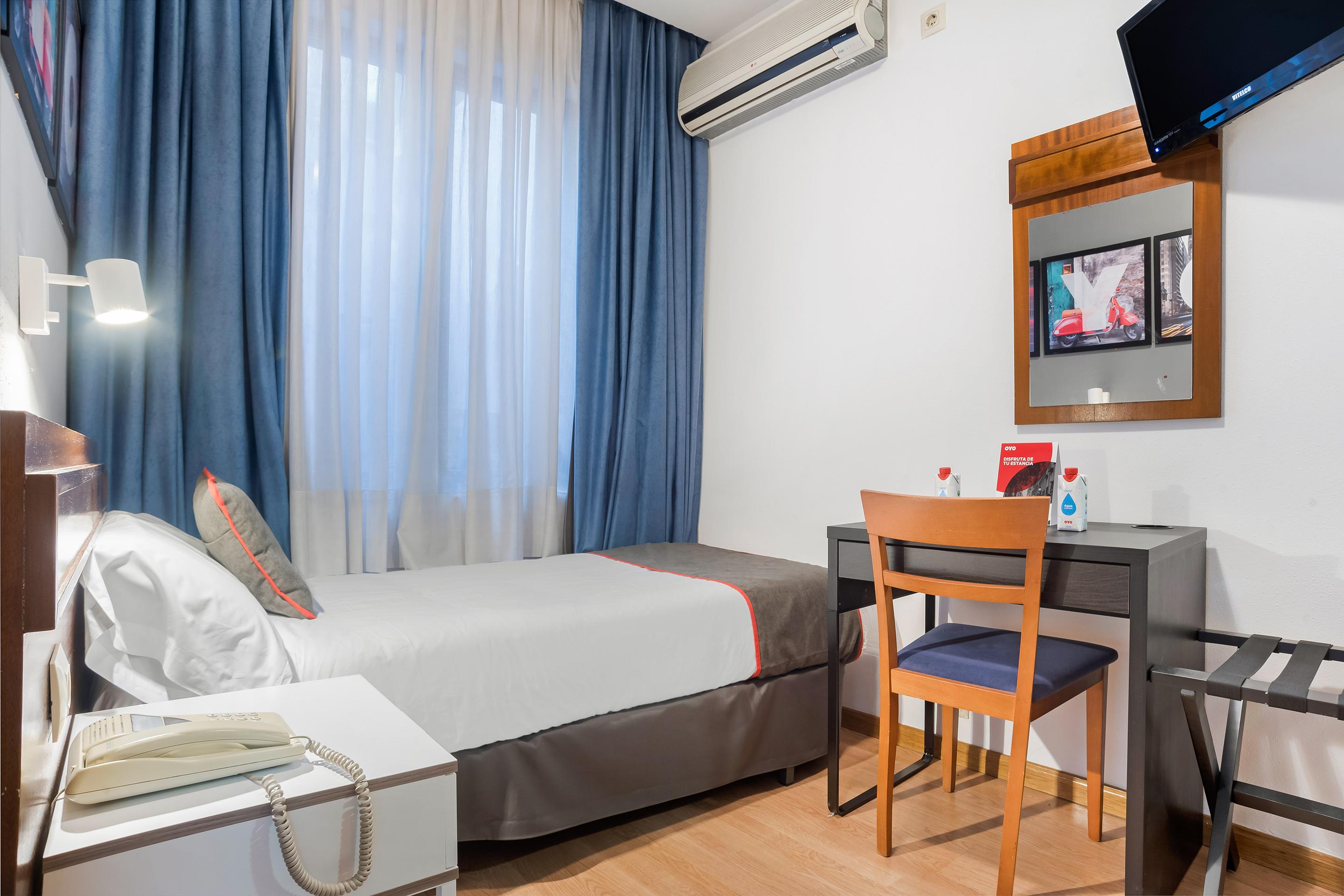 Hostal Felipe V Madrid Esterno foto